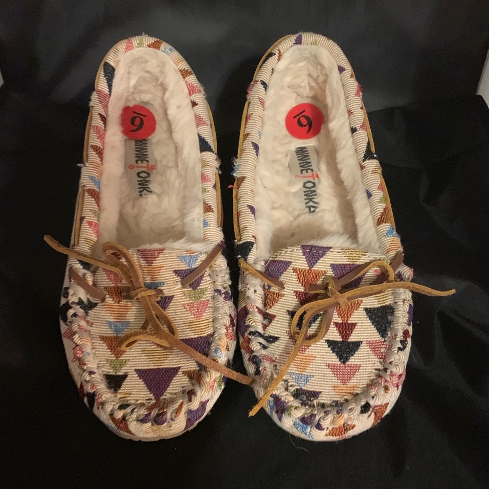 MINNETONKA Lined Multi Colored Print Mocs - Picture 6 of 8